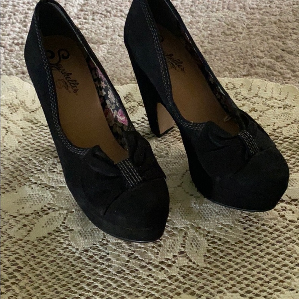 Women Seychelles Black Bow Heels Size 6